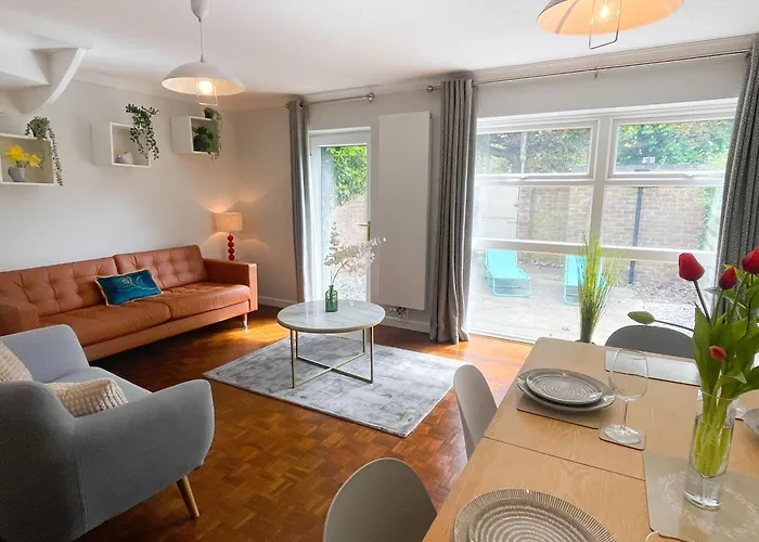 Large City House In Most Desirable Location - Walk To River
