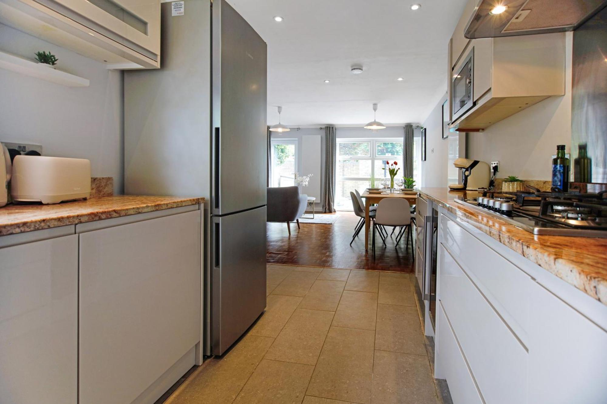 Large House In Desirable Location - Walk To River *
