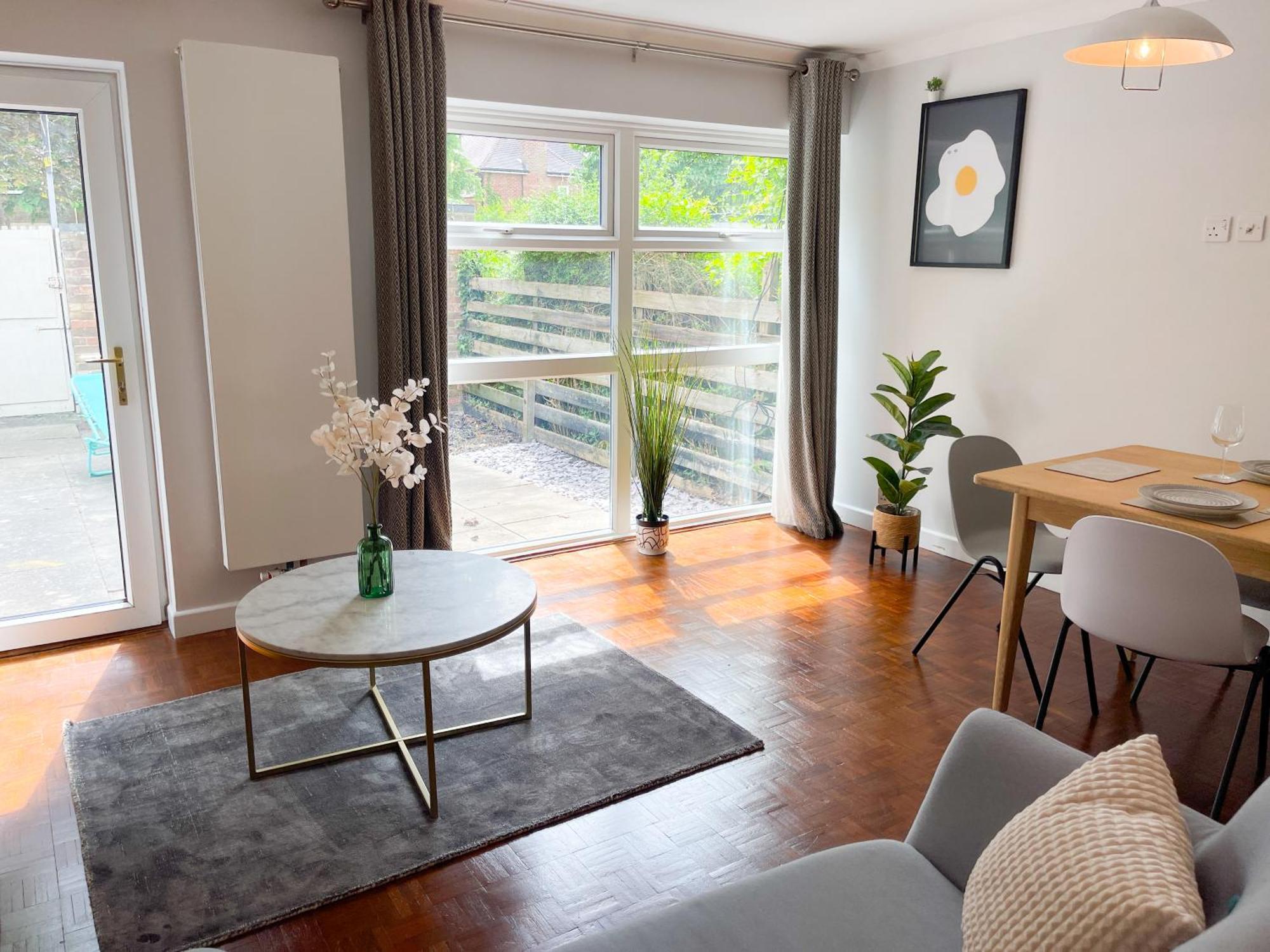Large House In Desirable Location - Walk To River