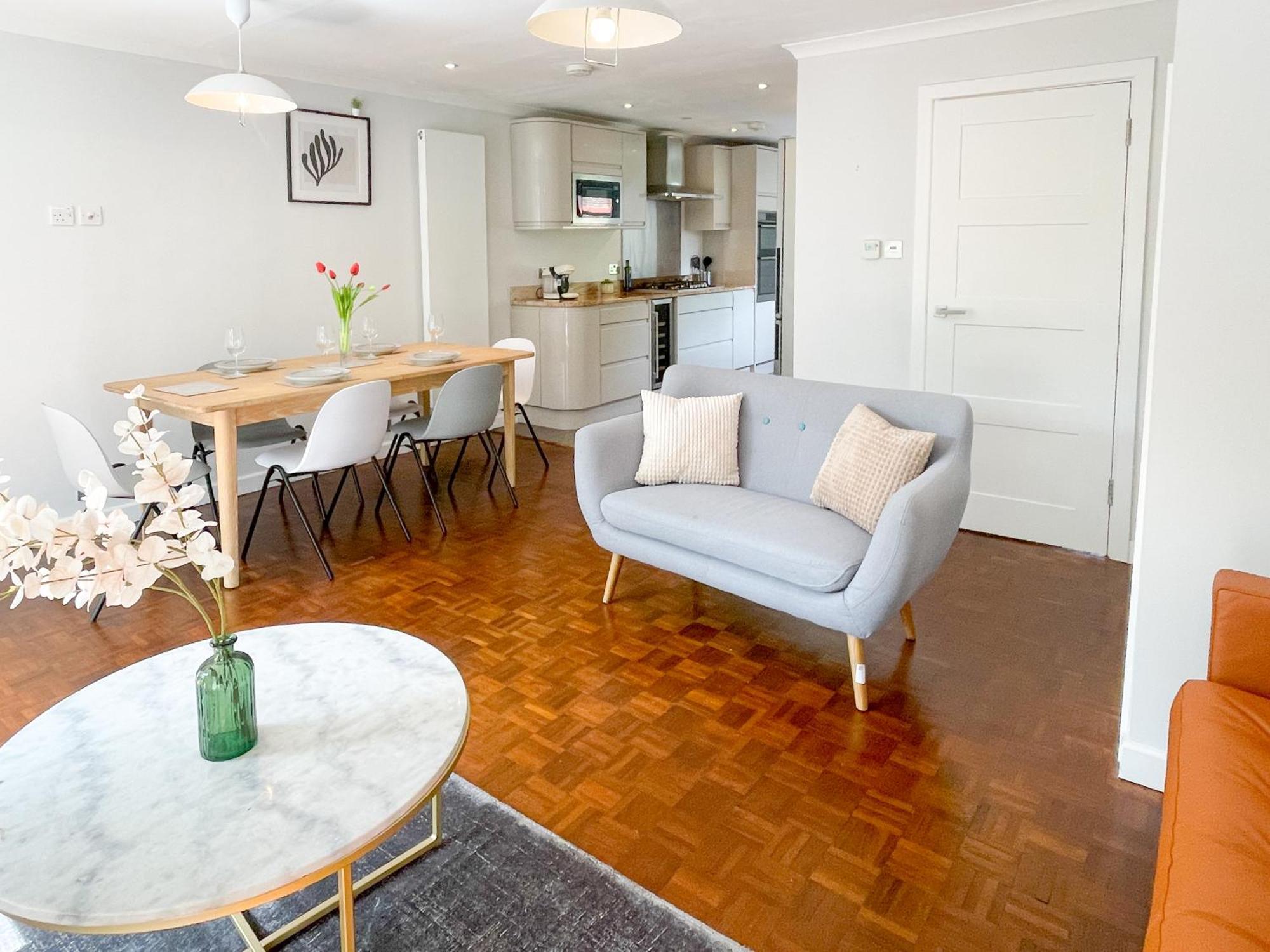 Large House In Desirable Location - Walk To River Cambridge (Cambridgeshire)